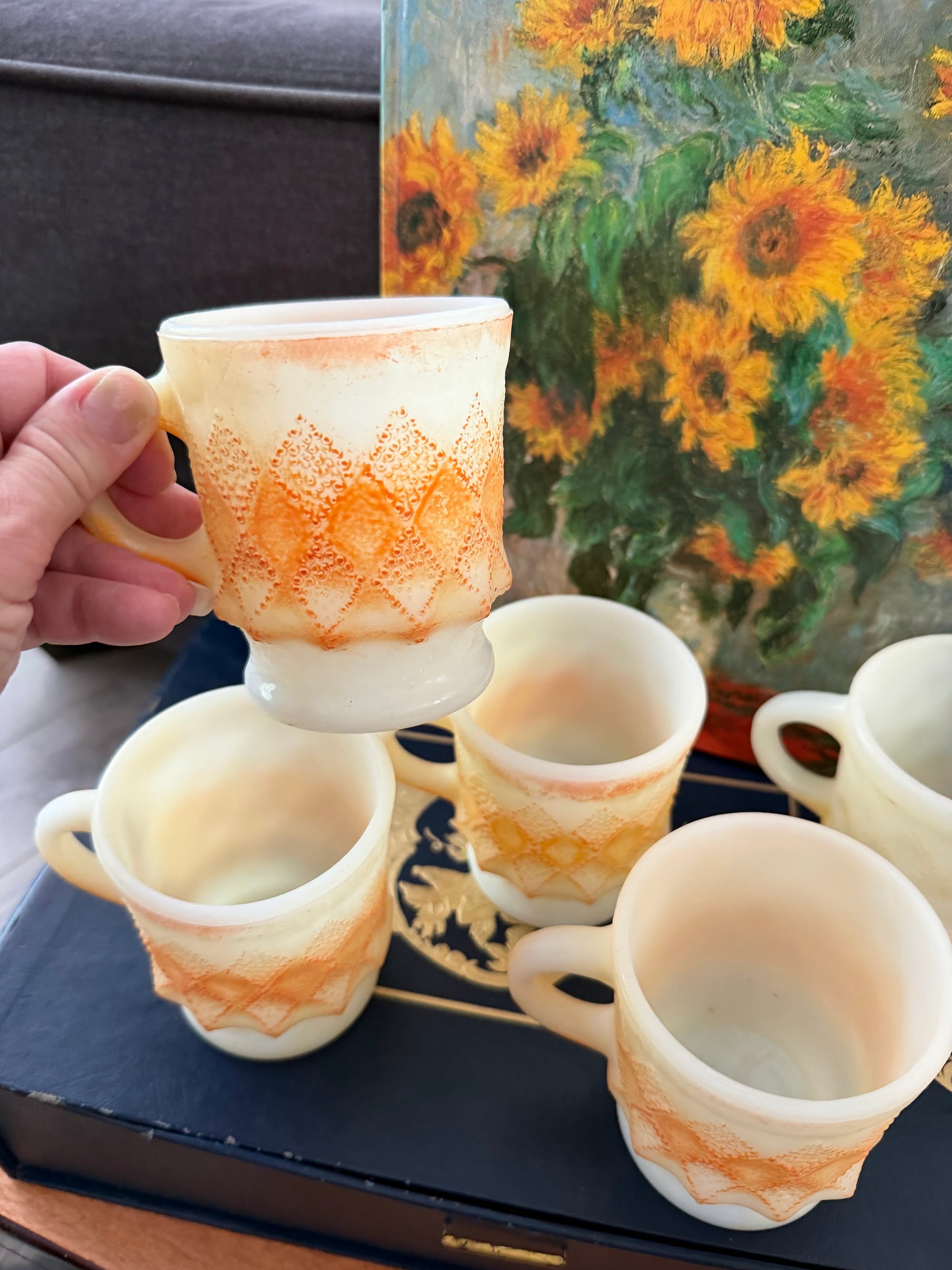 Kimberly mug held showing footed base and handle